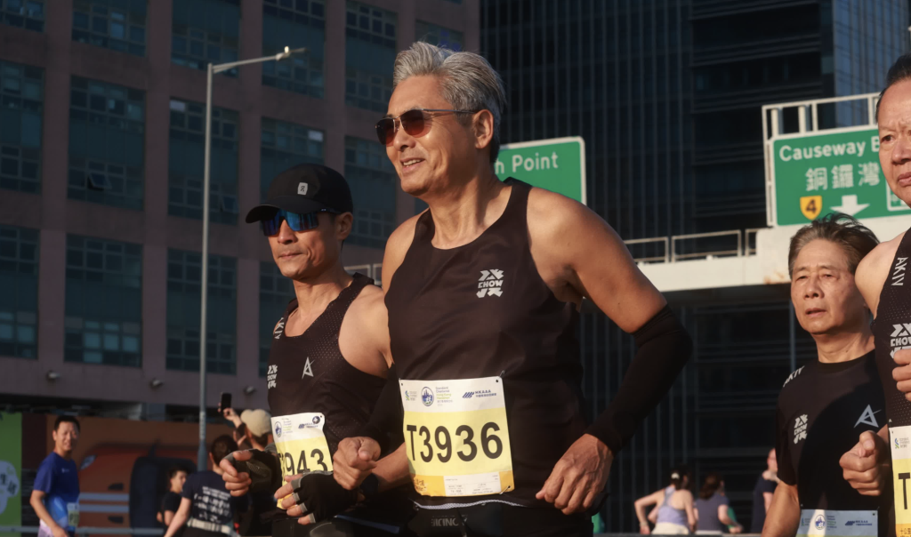 华体会平台入口-四战港马带“银发艺人团”一起完赛，周润发是推广跑步的典范